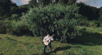 Embedded thumbnail for El Maestro Víctor Bordón vino a levantar su guitarra desde Asunción  ( Indian Rosewood/ Spruce)